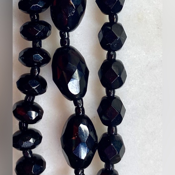 Glamorous cuff of multiple strings of black beads - Picture 5 of 8